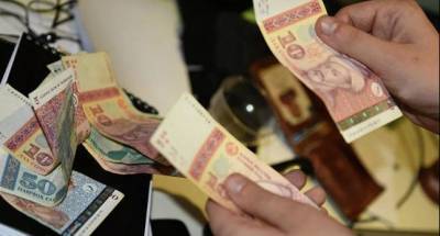 Таджикским бюджетникам с 1 сентября поднимут зарплаты на 15%