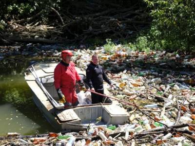 На Закарпатье мусор останавливает течение рек