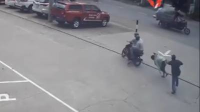 Толпа вьетнамцев прогнала грабителей и отобрала у них мотоцикл. Видео