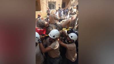 Выжившего пожарного достали из-под обломков здания в Бейруте