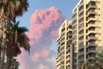 Военный эксперт объяснил розовый цвет дыма при взрыве в порту Бейрута