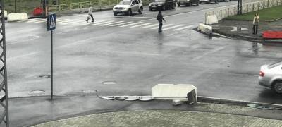 Дорожный знак в Петрозаводске едва не обрушился на пешеходов (ВИДЕО)