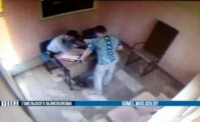 Видеофакт: пьяный гомельчанин ударил милиционера и попал под уголовку