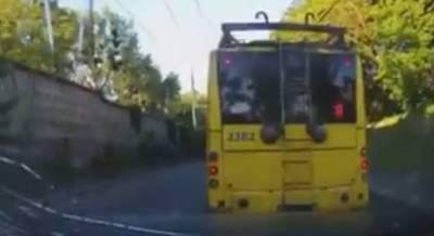 В Киеве сломанный троллейбус на ходу повредил стекло автомобиля: момент попал на видео