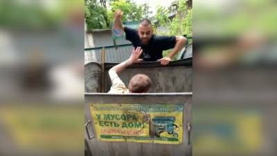 Самосуд харьковчан над спрятавшимся в мусорном баке воришкой попал на видео