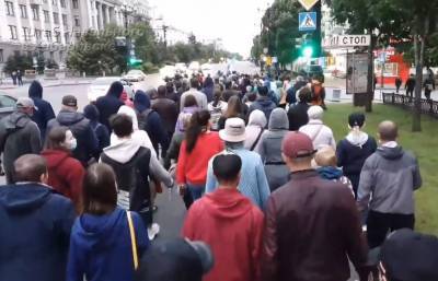 На пути колонны протестующих в Хабаровске неизвестные открыли ливневые стоки