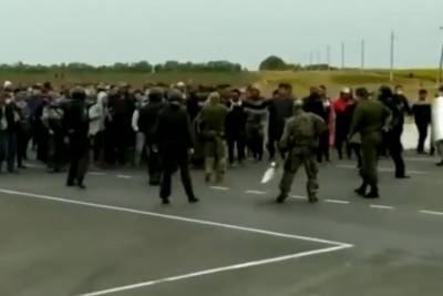 Мигранты из Тверской области попытались прорвать оцепление на границе