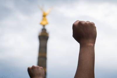 Политолог Глеб Кузнецов — о том, куда вынесет Россию мировая волна «аниковидных» протестов