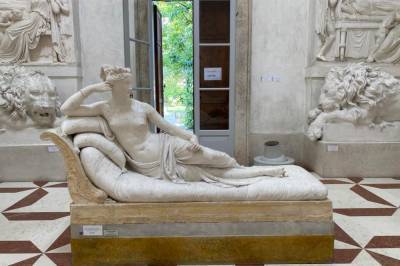 Турист повредил древнюю скульптуру при попытке сделать фото в итальянском музее: видео