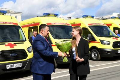 Те, кто первыми принимают удар: медикам в Твери вручили новые автомобили скорой помощи