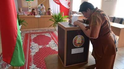 Наблюдатели на выборах в Белоруссии следят за ходом голосования через окна