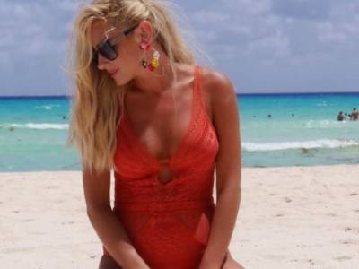 Красное бикини и серьги-кольца: Ирина Федишин показала яркий образ на пляже