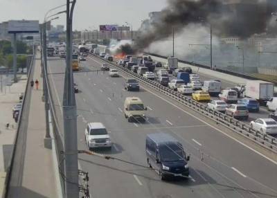 Автомобиль загорелся на Автозаводском мосту