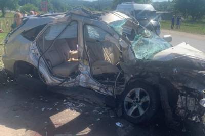 Под Киевом водитель Lexus выехал на встречку и протаранил два автомобиля (фото)