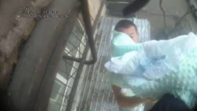 В Рудном полицейский спас младенца из горящего дома, спустив его с балкона третьего этажа