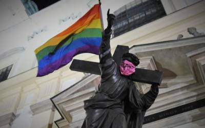 Мэр Варшавы возмущён арестом провокаторов, водрузивших флаг ЛГБТ на Христа