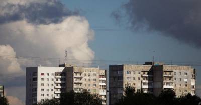 В Калининграде мужчина вышел в подъезд покурить, чтобы не дымить на детей, и выпал из окна