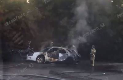 В Кемерове в результате ДТП сгорел автомобиль, момент аварии попал на видео