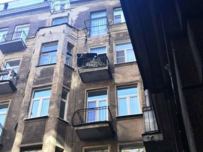 В центре Петербурга обрушился балкон старинного дома (фото)