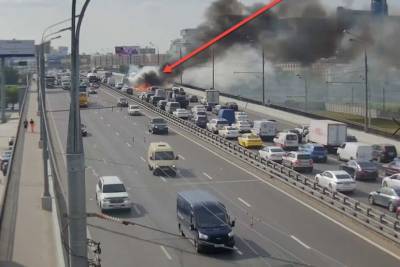 Никто не пострадал при возгорании автомобиля на Автозаводском мосту