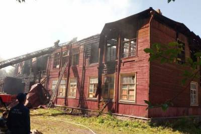 Псковичи поделились снимками старейшей школы, в которой сегодня вспыхнул пожар