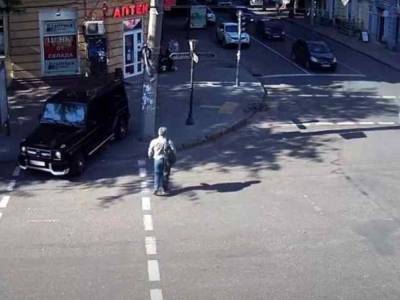 В Одессе полиция оштрафовала автохама на «гелики» за езду по тротуару