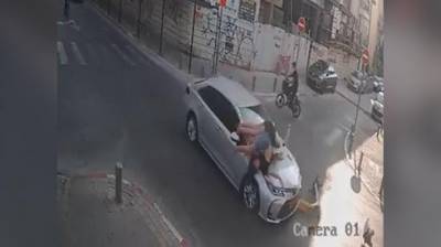 Видео: машина сбила двух девушек на самокате в Тель-Авиве