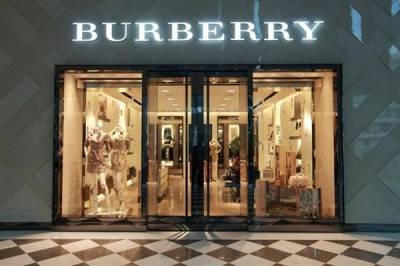 Burberry украсила пустыню в Дубае фирменным принтом для рекламной кампании — фото