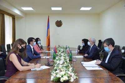 Министр высокотехнологичной промышленности Армении встретился с новоназначенным послом Ирана