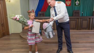 Семилетнюю Дашу Павлову наградили за спасение тонущего малыша