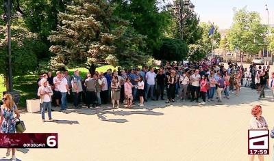 Медики провели акцию у здания суда в Тбилиси в поддержку задержанных коллег