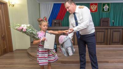 В Крыму наградили спасшую тонущего мальчика семилетнюю девочку из Тулы