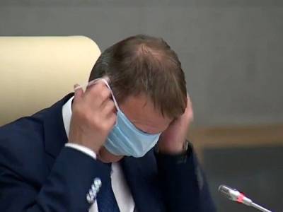 Мэр Барнаула не смог с первого раза правильно надеть медицинскую маску (видео)