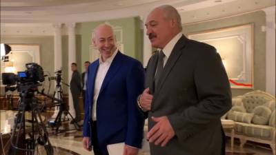 Видеофакт. Лукашенко моет руки санитайзером перед интервью с Гордоном