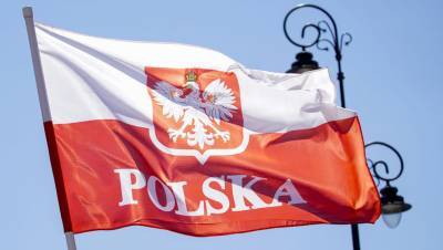 ЛГБТ-активисты развесили на статую Христа радужные флаги в Варшаве