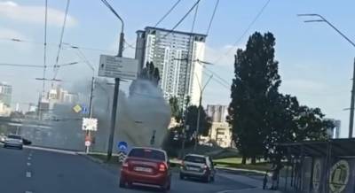 "Система автополива": в центре Киева образовался огромный "гейзер" (видео)