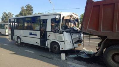 В Тюмени автобус врезался в грузовик и фургон – пострадали четверо