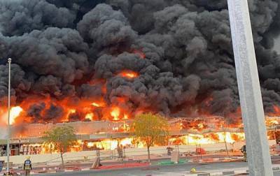 В ОАЭ масштабный пожар на одном из рынков, эвакуировали ближайшую больницу