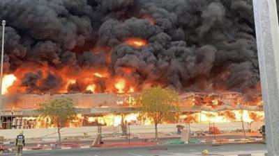 Огонь охватил народный рынок в Аджмане