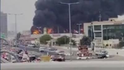 В Сеть выложили кадры крупного пожара на рынке в ОАЭ