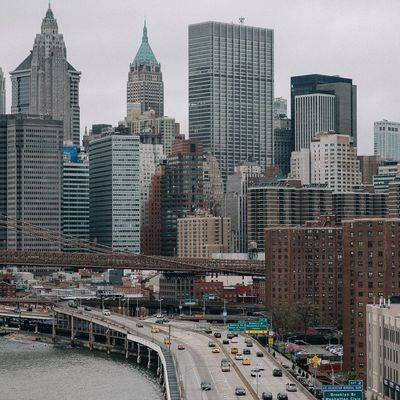 Власти Нью-Йорка создадут пункты проверки на въездах в город для выявления заболевших коронавирусом