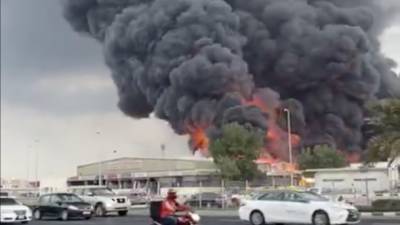 В Арабских Эмиратах произошел сильный пожар на городском рынке