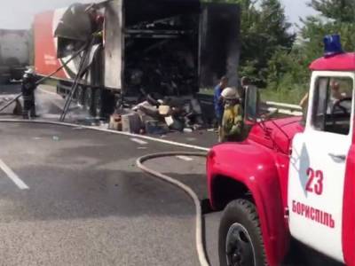 Под Киевом на Бориспольской трассе загорелся грузовик с посылками