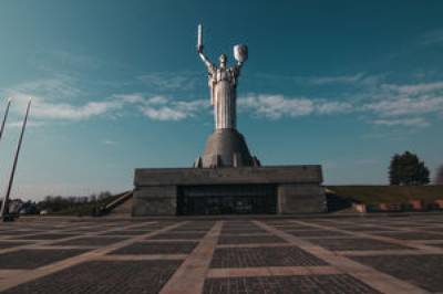 В Киеве хотят убрать гербы с моста Патона и Родины Матери: стали известны планы по декоммунизации столицы
