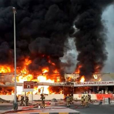 Пожарным удалось потушить крупное возгорание на рынке в городе Аджман в ОАЭ