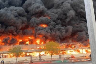 В ОАЭ вспыхнул сильный пожар на крупном рынке: видео