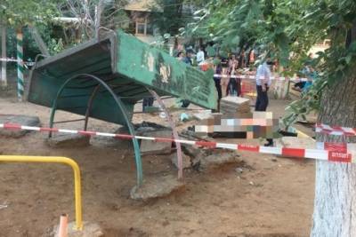 В Астрахани бетонная конструкция на детской площадке раздавила ребенка