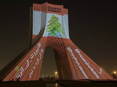 Башню Азади в Тегеране - подсветили цветами флага Ливана в память жертв взрыва