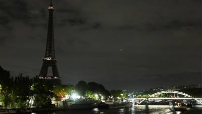 В Париже погасили огни Эйфелевой башни в память о погибших в Бейруте