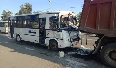 В Тюмени пассажирский автобус врезался в грузовик и фургон